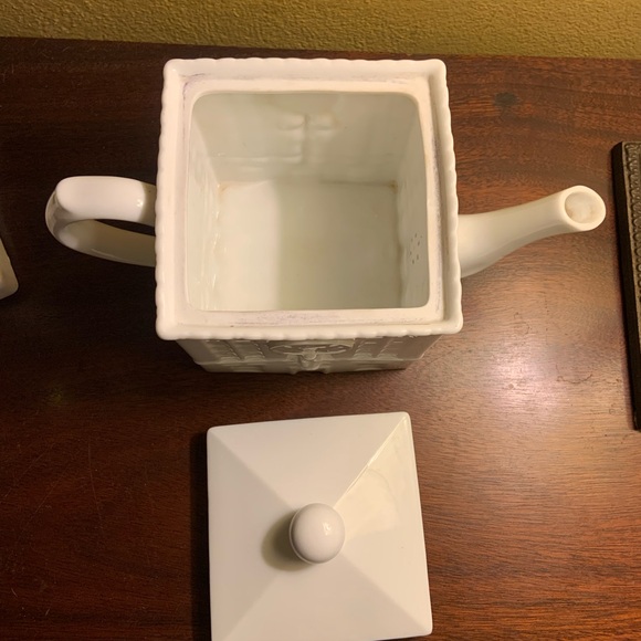 TIFFANY AND COMPANY VINTAGE WHITE TEAPOT - Picture 14 of 16